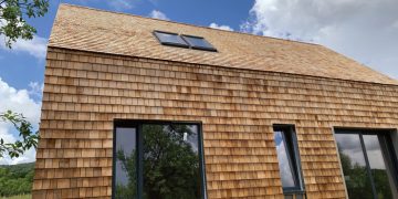 „Shingles” din stejar și salcâm produse în România pentru  acoperișuri și fațade pasive
