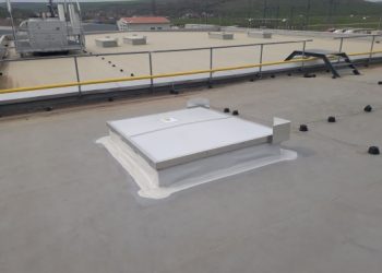 Luminatorul STARLIGHT EVO și trapa de desfumare SAFE DOME