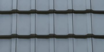 Eleganță și fiabilitate pe acoperiș – țigla GENEVO se prezintă